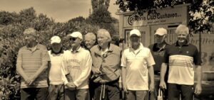 Die TCCer präsentieren sich zum Saisonabschluss mit ihren Gästen aus Bad Zwischenahn vor ihrem traditionellen Club-Tor. (2.v.l. Klaus-DieterLarschow, daneben Dr.Gustav Braun, Günther Hamm und Werner Möller, 2.v.r. Manfred Mundt)